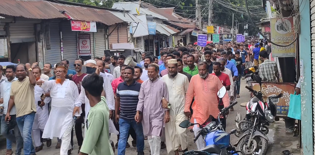 নয়াবাড়ি মৌজায় উপজেলা সদর বাস্তবায়নের দাবিতে জনতার ঢল